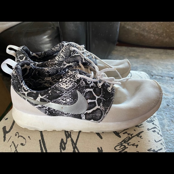 Nike tennis shoes - women’s - Picture 3 of 3